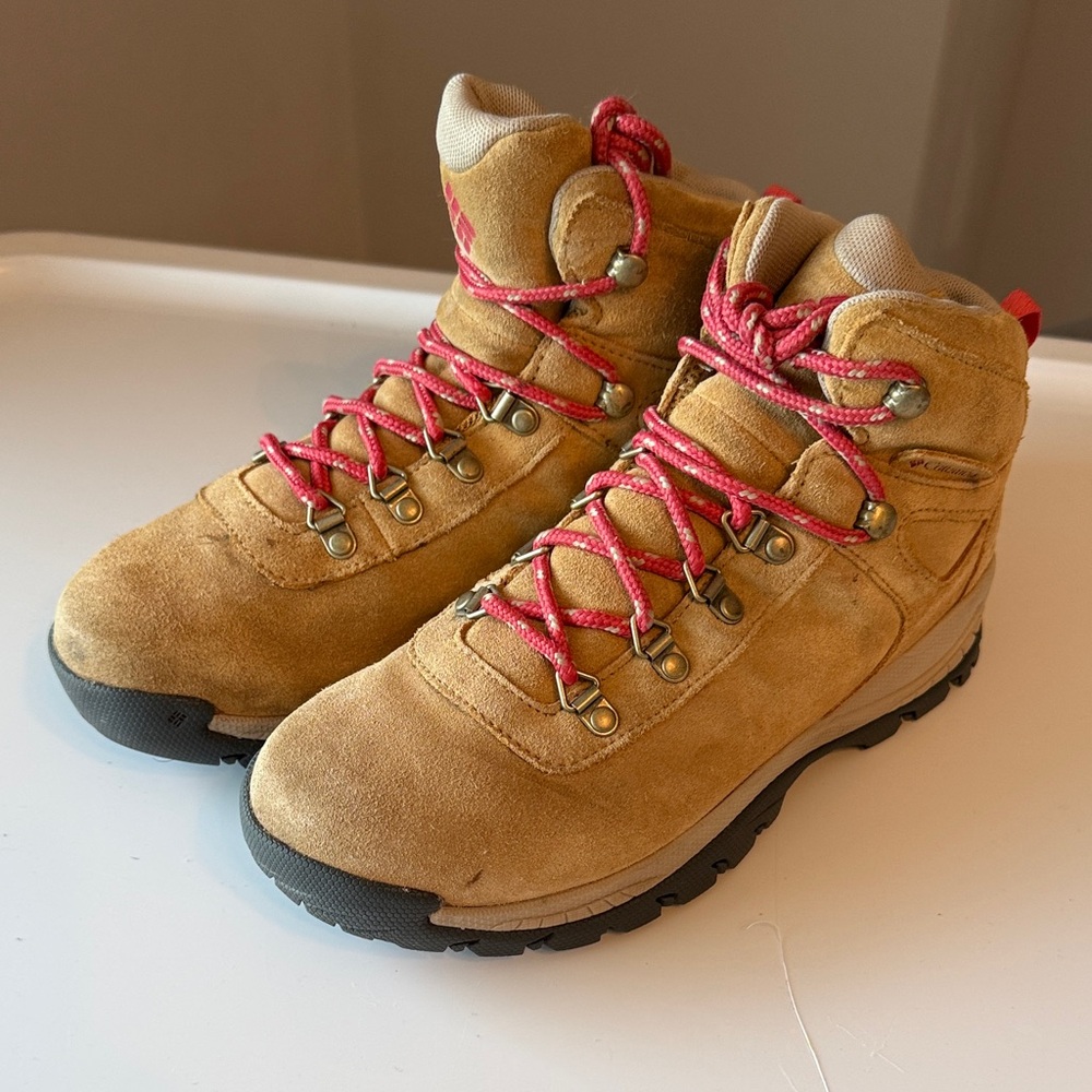 Columbia Tan Lace Up Boots with Red Laces